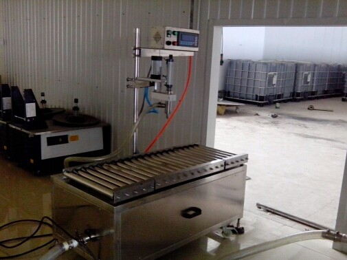 2019河南稱重式灌裝機(jī) 潤滑油灌裝機(jī)第1張